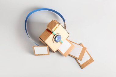 Işık arkaplan resimli karton fotoğraf makinesi