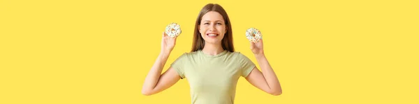 Красивая Молодая Женщина Держит Сладкие Пончики Желтом Фоне Пространством Текста — стоковое фото