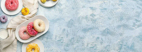 Açık mavi arkaplanda lezzetli çörekler ve metin için boşluk