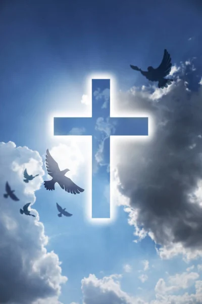 Świecący Krzyż Wyryte Gołębie Błękitnym Pochmurnym Niebie — Zdjęcie stockowe
