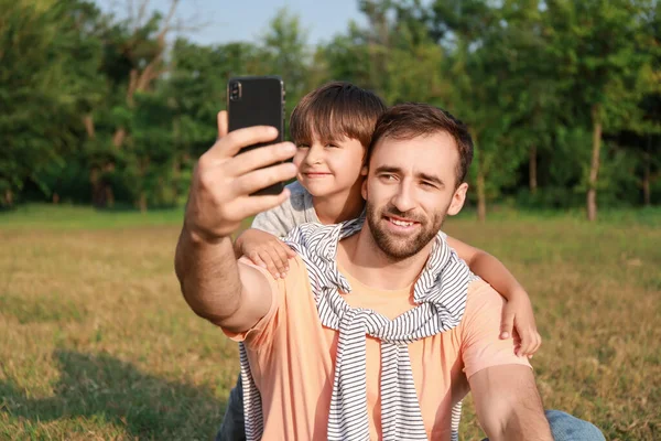 Padre Con Suo Figlio Che Selfie Nel Parco — Foto Stock