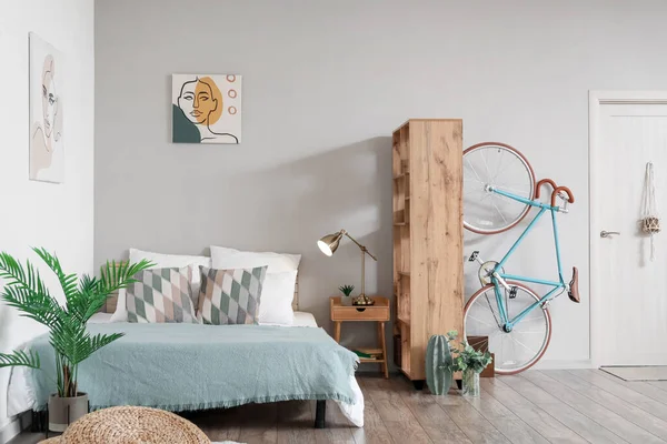 モダンな家具や自転車とスタイリッシュなベッドルームのインテリア — ストック写真