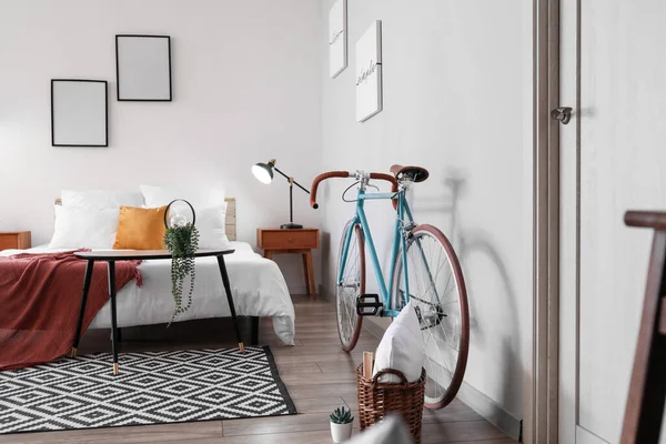 Bicicleta Cerca Pared Luz Dormitorio Moderno —  Fotos de Stock