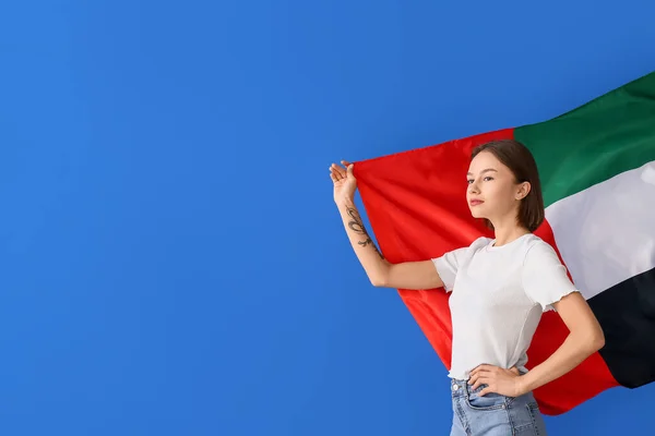 Mulher Bonita Com Bandeira Dos Emirados Árabes Unidos Fundo Azul — Fotografia de Stock
