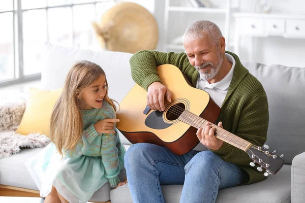 Hombre Mayor Con Nieta Tocando Guitarra Casa — Foto de Stock