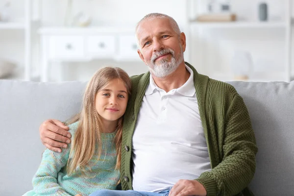 Little Girl Her Grandfather Sitting Sofa Home — Stock Photo, Image