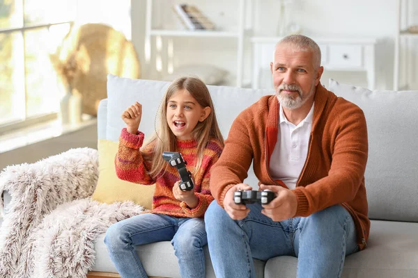 Little Girl Her Grandfather Playing Video Game Home — Stock Photo, Image
