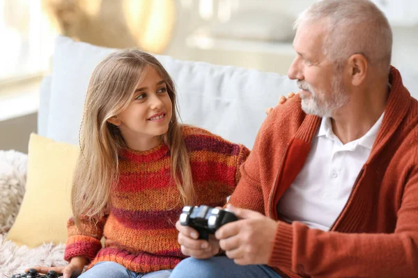 집에서 할아버지와 비디오 게임을 — 스톡 사진