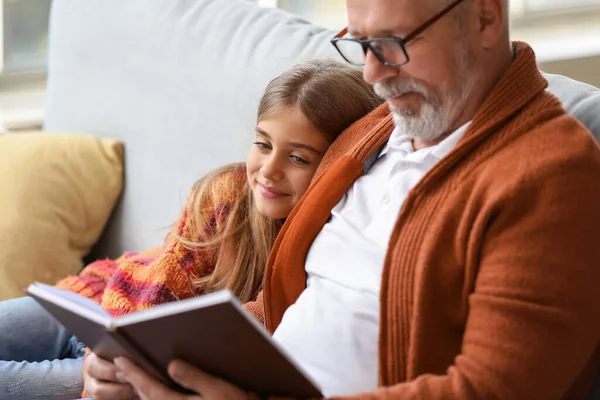 Κοριτσάκι Τον Παππού Της Διαβάζει Βιβλία Στο Σπίτι — Φωτογραφία Αρχείου