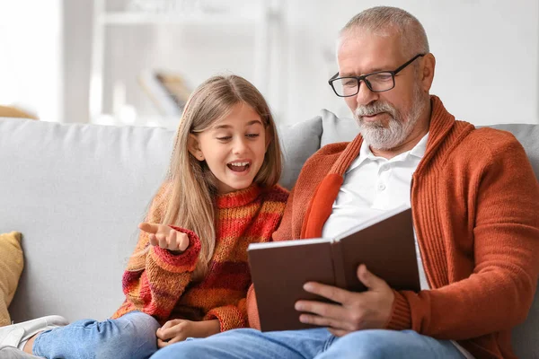 Little Girl Her Grandfather Reading Book Home — Stock Photo, Image