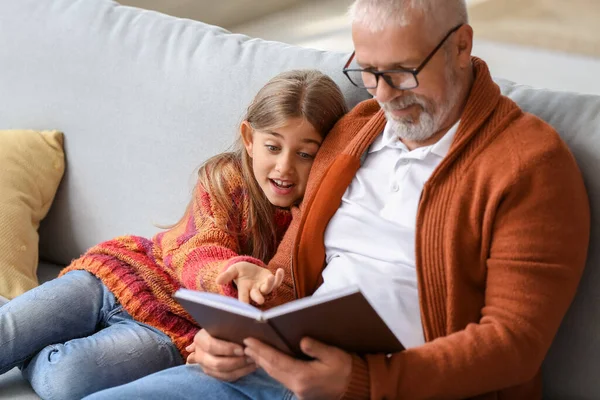 Little Girl Her Grandfather Reading Book Home — Stock Photo, Image