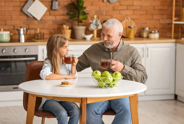 Little Girl Her Grandfather Drinking Tea Kitchen — Stock Photo, Image