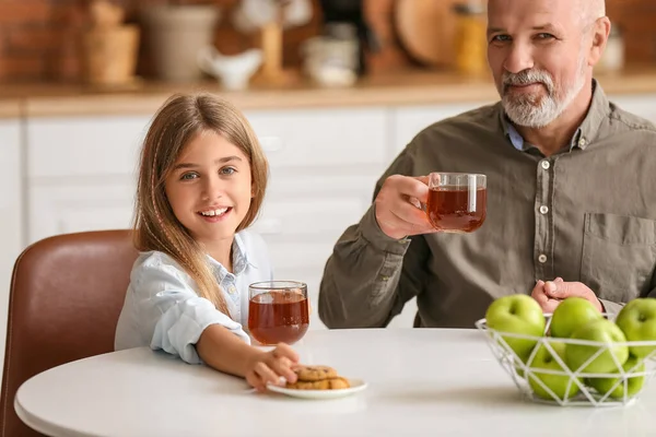 Little Girl Cookies Her Grandfather Drinking Tea Kitchen — Stock Photo, Image