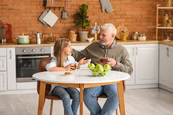 Little Girl Her Grandfather Drinking Tea Kitchen — Stock Photo, Image