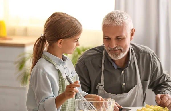 Little Girl Her Grandfather Cooking Kitchen — Stock Photo, Image