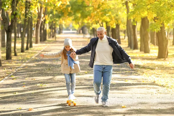 Niña Con Abuelo Patinando Parque —  Fotos de Stock