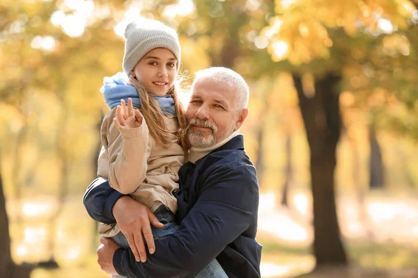 Klein Meisje Met Haar Grootvader Het Park — Stockfoto