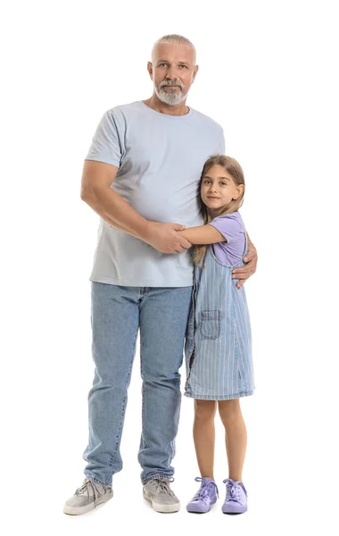 Petite Fille Avec Son Grand Père Étreignant Sur Fond Blanc — Photo
