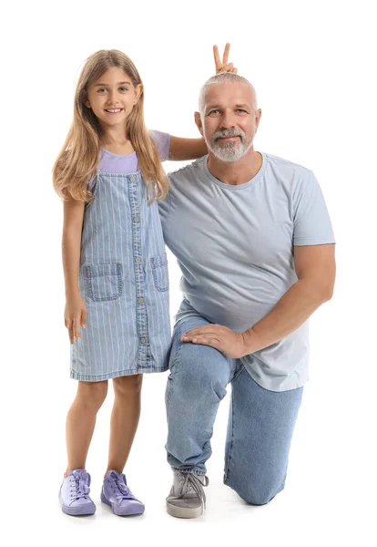 Vicces Kislány Nagyapjával Fehér Háttéren — Stock Fotó