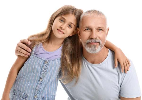 Büyükbabası beyaz arka planda sarılan küçük bir kız.