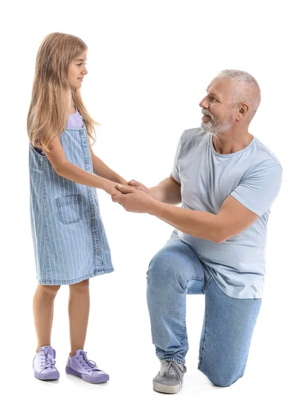 Mała Dziewczynka Dziadkiem Trzymająca Się Ręce Białym Tle — Zdjęcie stockowe