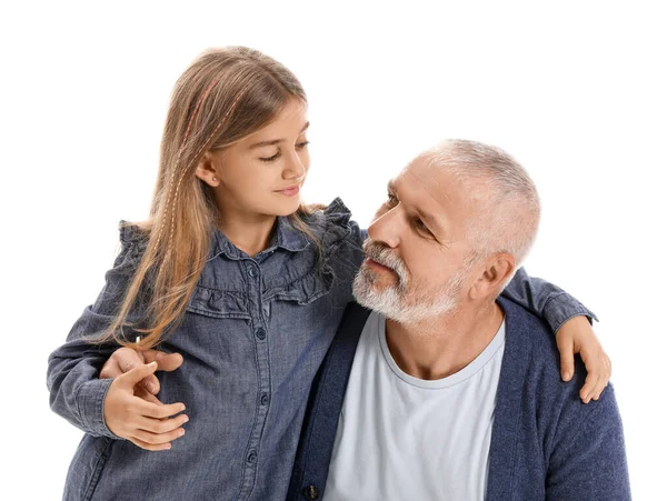 Starszy Mężczyzna Swoją Wnuczką Przytulającą Się Białego Tła — Zdjęcie stockowe