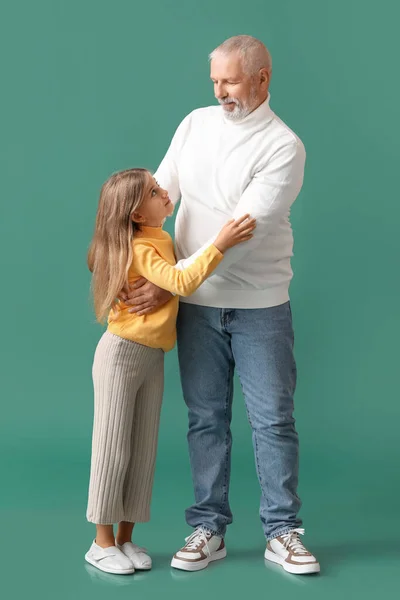 Little Girl Her Grandfather Hugging Green Background — Stock Photo, Image
