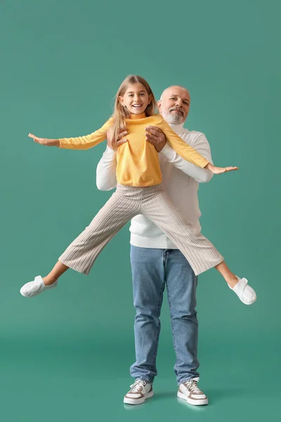 Little Girl Her Grandfather Green Background — Stock Photo, Image