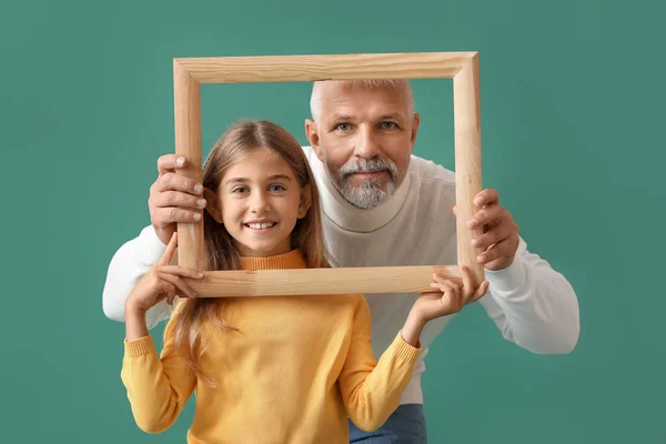 Klein Meisje Haar Grootvader Met Fotolijstje Groene Achtergrond — Stockfoto