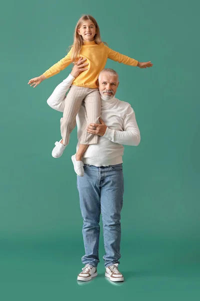若いです女の子とともに彼女の祖父オン緑の背景 — ストック写真