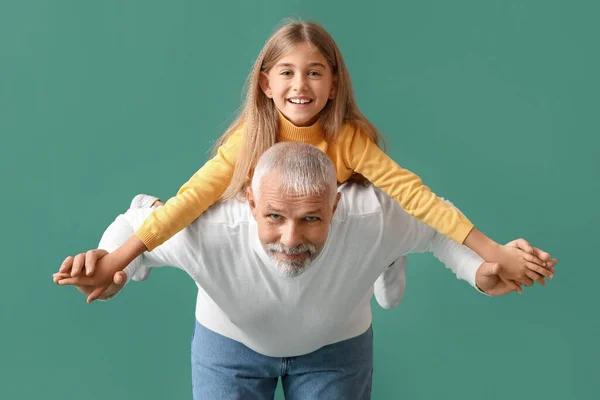Kislány Nagyapjával Zöld Háttéren — Stock Fotó