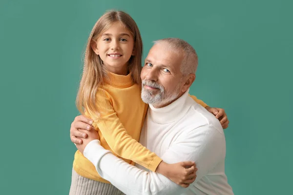 Little Girl Her Grandfather Hugging Green Background — Stock Photo, Image