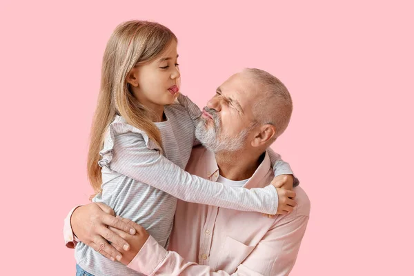 Kislány Nagyapja Ölelés Rózsaszín Háttér — Stock Fotó