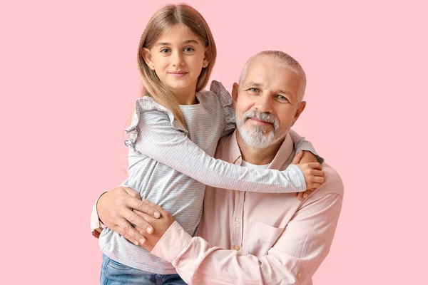 Dziewczynka Dziadkiem Przytulająca Się Różowym Tle — Zdjęcie stockowe