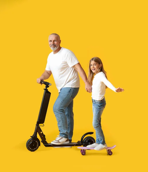 Klein Meisje Haar Grootvader Met Elektrische Scooter Skateboard Gele Achtergrond — Stockfoto