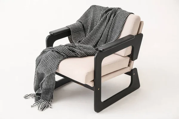 Beyaz arka planda sıcak ekoseli şık koltuk