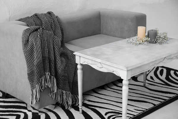 Işıl ışıl oturma odası, kanepe, sıcak ekose ve masa.