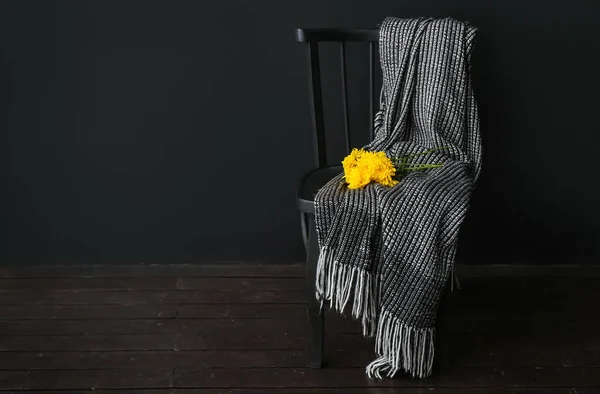 Cadeira Com Xadrez Elegante Flores Perto Parede Preta — Fotografia de Stock
