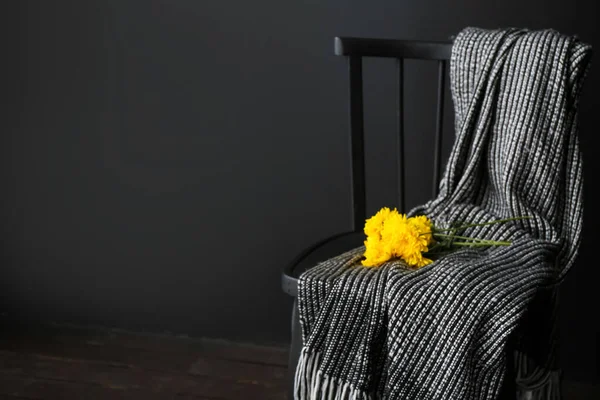 Chaise Avec Plaid Élégant Fleurs Près Mur Noir — Photo