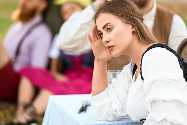 Opilá Žena Slaví Říjnový Festival Venku — Stock fotografie