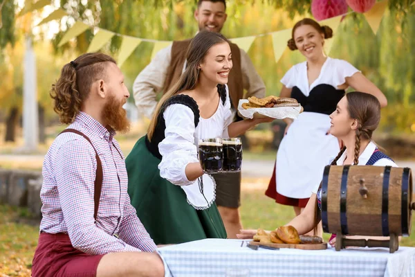 İnsanlar bira içip Ekim Festivali 'ni dışarıda kutluyorlar.