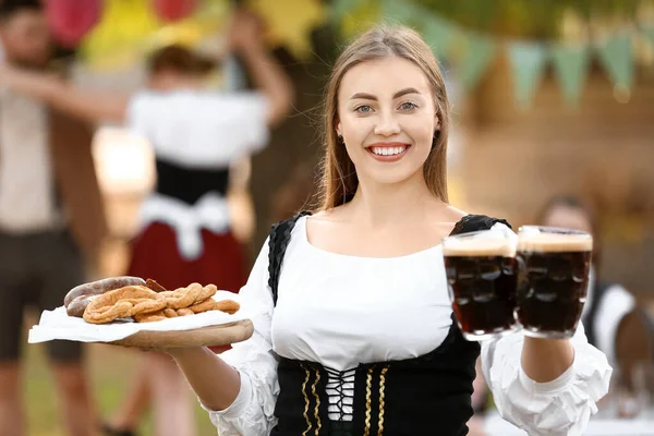 Oktoberfest Serveerster Met Bier Snacks Buiten — Stockfoto