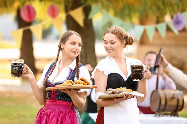 Ekim Festivali garsonları dışarıda bira ve atıştırmalıklarla