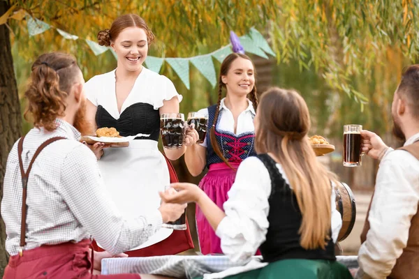 İnsanlar bira içip Ekim Festivali 'ni dışarıda kutluyorlar.