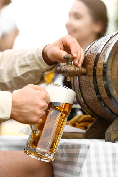 Een Man Die Bier Uit Een Vat Een Mok Giet — Stockfoto