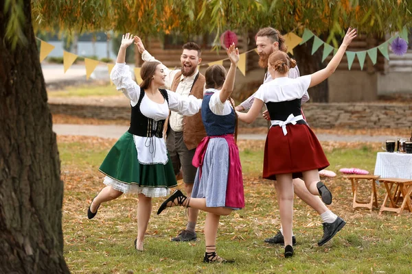 Sarhoş insanlar dans eder ve Ekim Festivali 'ni dışarıda kutlarlar.