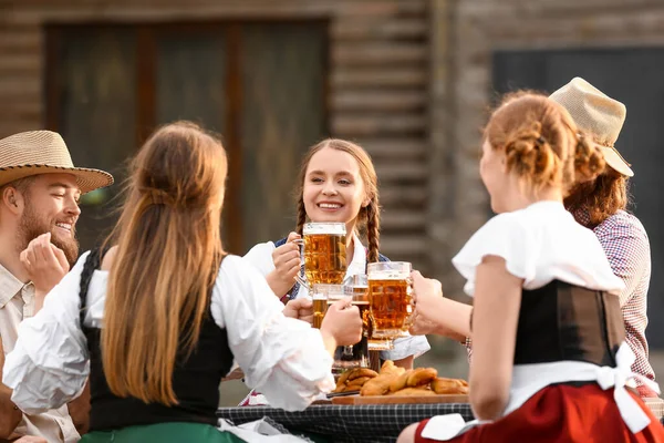 Mensen Met Bier Vieren Het Oktoberfeest Buiten — Stockfoto