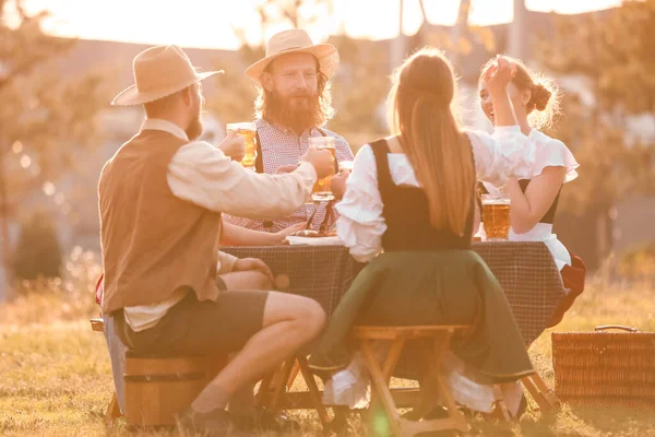 İnsanlar bira içip Ekim Festivali 'ni dışarıda kutluyorlar.