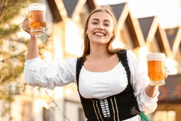 Duitse Vrouw Met Bier Vieren Oktober Buiten — Stockfoto