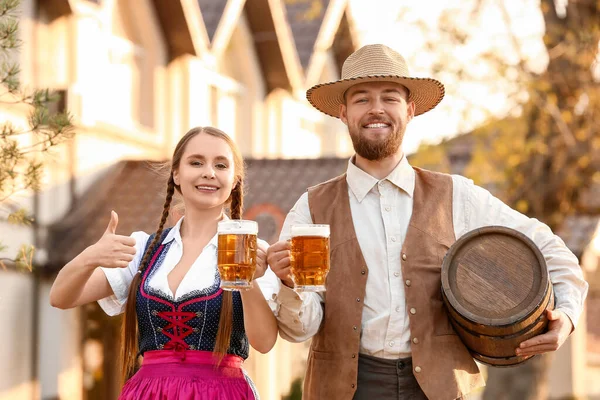 Mensen Met Bier Vieren Het Oktoberfeest Buiten — Stockfoto